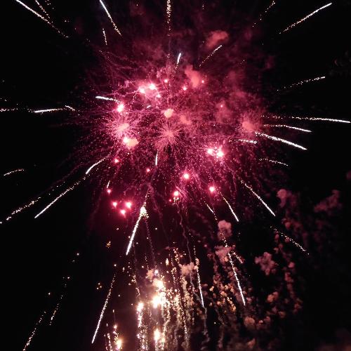 空に打ち上げられた夏祭りの真っ赤な花火