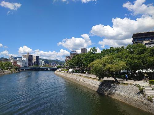 原爆ドームとその横を流れる川の風景