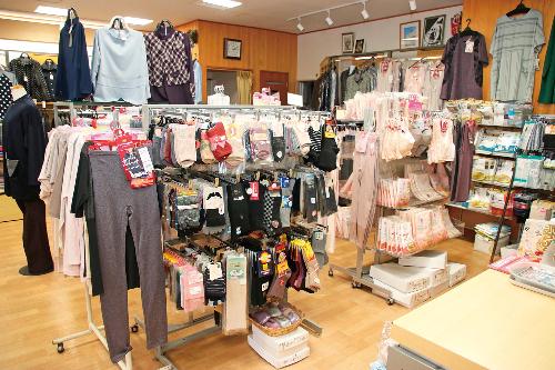 毎シーズン人気の暖かい肌着や靴下も豊富