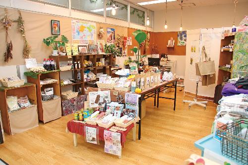 さまざまな商品が並ぶ店内