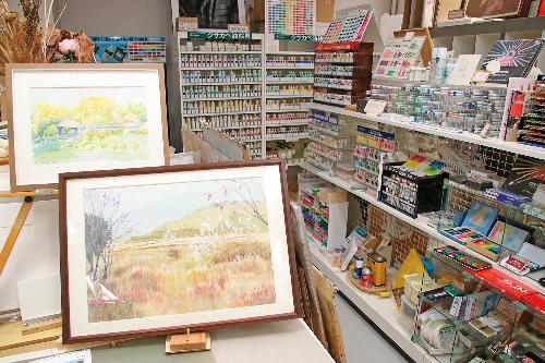 多種多様な画材が並ぶ店内