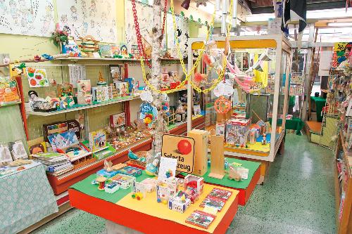 国内外のおもちゃが並ぶ店内