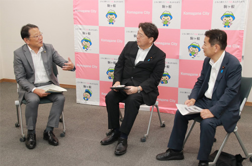 林外務大臣、宮下議員、市長の意見交換