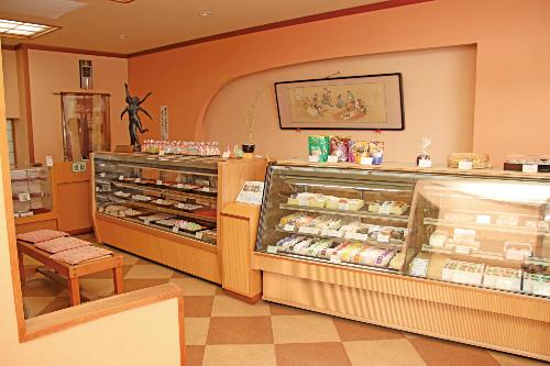 多種多様な和洋菓子が並ぶ店内