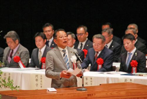 式辞を読む伊藤市長