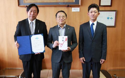 目録を手渡した恵比寿産業の刈間さん(左)と唐澤さん(右)