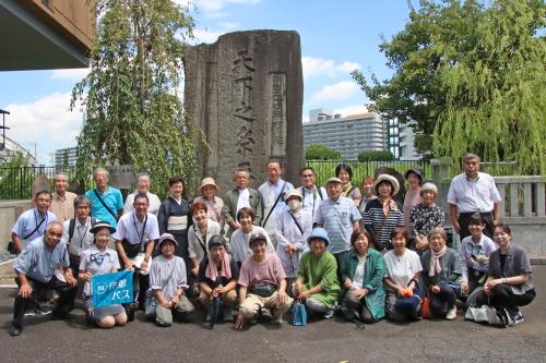 糸平の石碑の前で記念撮影