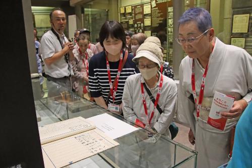当時の貴重な書物を閲覧する参加者