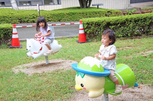 新しく設置された遊具を楽しむ子どもだち