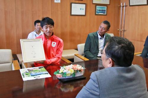 賞状を持ちオリンピックの結果を報告する川端選手(左)とコーチの青戸さん(右)