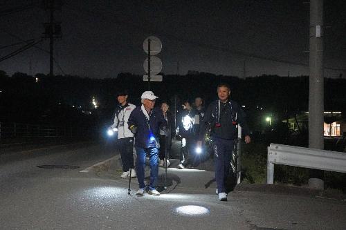 ナイトウォーキングを楽しむ参加者