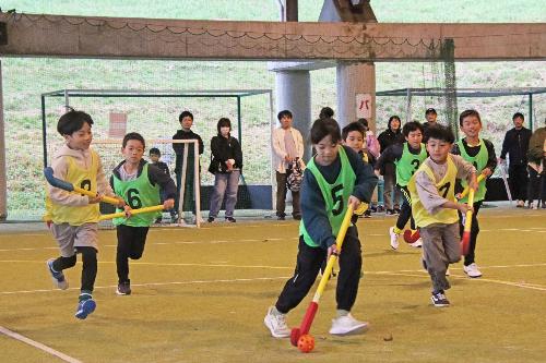 ホッケーの試合を楽しむ子どもたち