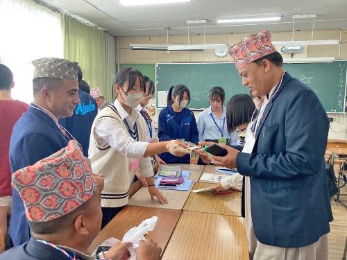 講座の一環でネパールからの訪問団と交流する高校生