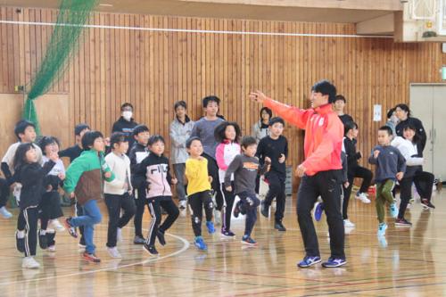 速く走る方法を教わる子どもたち