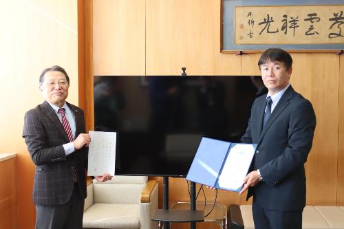 目録を手渡した株式会社アイテク大平社長(右)と寄付いただいた品
