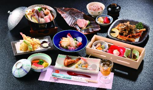 季節の味覚を楽しめる彩り豊かな料理