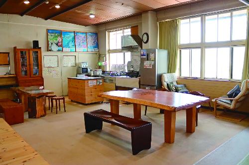 職人だった中野さんの手作り家具が並ぶ談話室