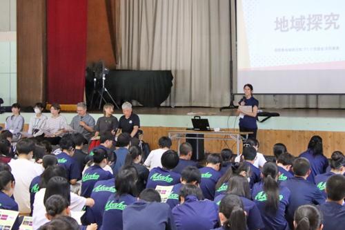 高校生に探究の講座を説明する地域おこし協力隊隊員