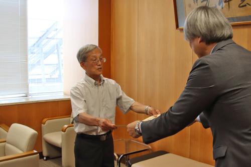 感謝状を受け取る吉川満和前行政相談委員
