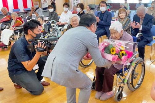 市長から花束を受け取る北澤さん