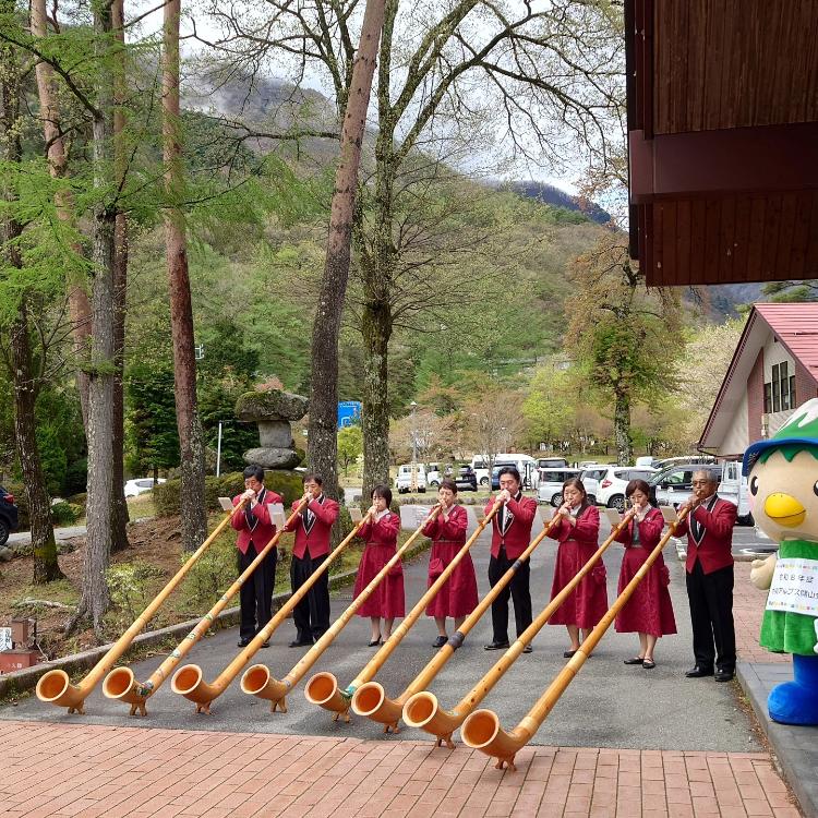中央アルプス開山式 駒ヶ根アルプホルン演奏中の様子