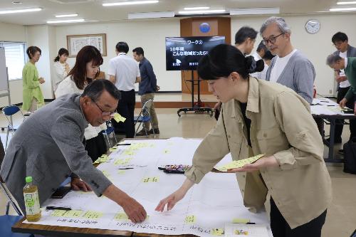 まちづくりへのアイデアを出し合う参加者