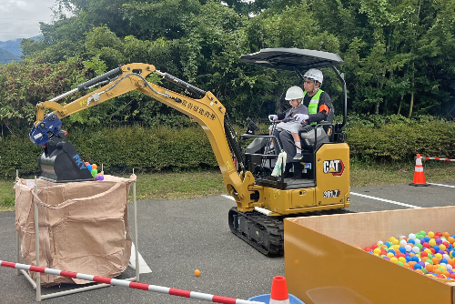 ショベルカーの乗車体験