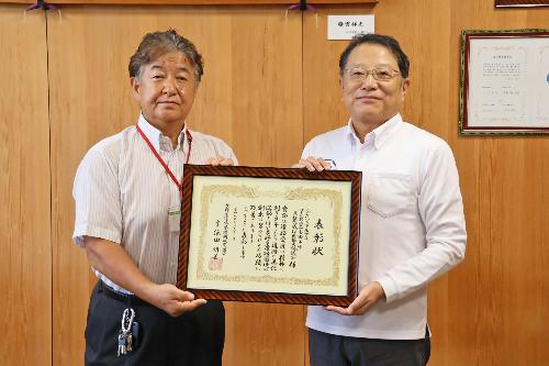 活動を市長に報告した唐木会長(左)と伊藤市長(右)