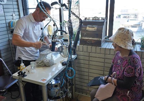 お気に入りのスカーフシミ抜きを見守る参加者
