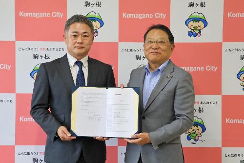 協定を交わした江本組合長(左)と伊藤市長