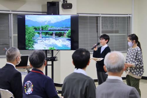作品への思いを話す松崎隆峰さん