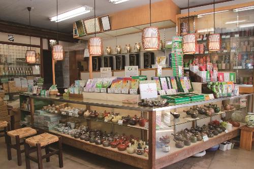 こだわりの商品が並ぶ落ち着く店内