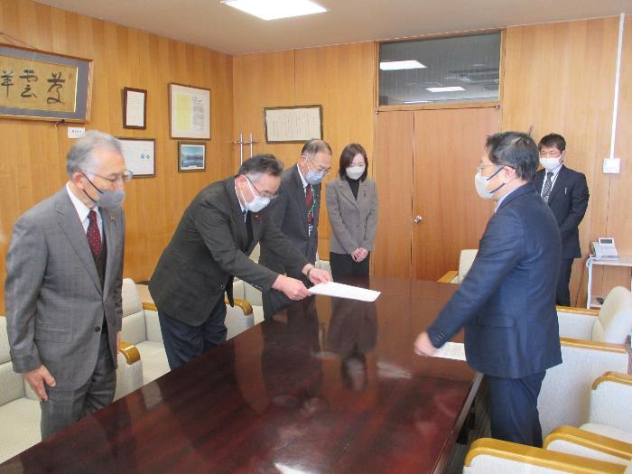 市長から回答文書の受け取り