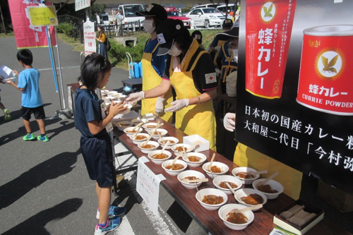 マラソン参加者にカレーを提供