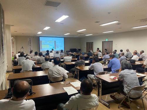 講師の話に聞き入る参加者