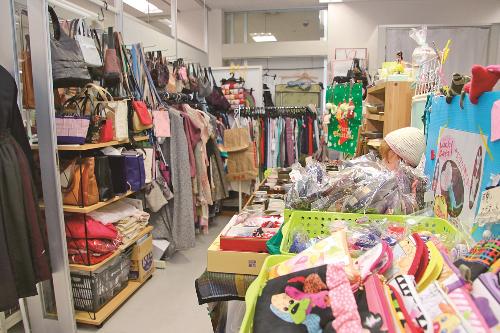 手作りで温かみのある作品が並ぶ店内