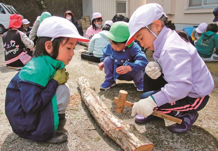 シイタケの駒打ち体験の様子
