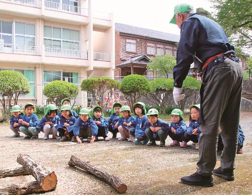 指導員さんから説明を聞く様子
