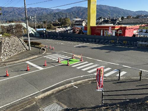 飯坂地区で社会実験を行った二段階横断(交通島)