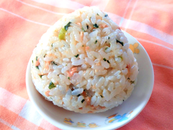 自分でおにぎり(ツナ&大根の葉)