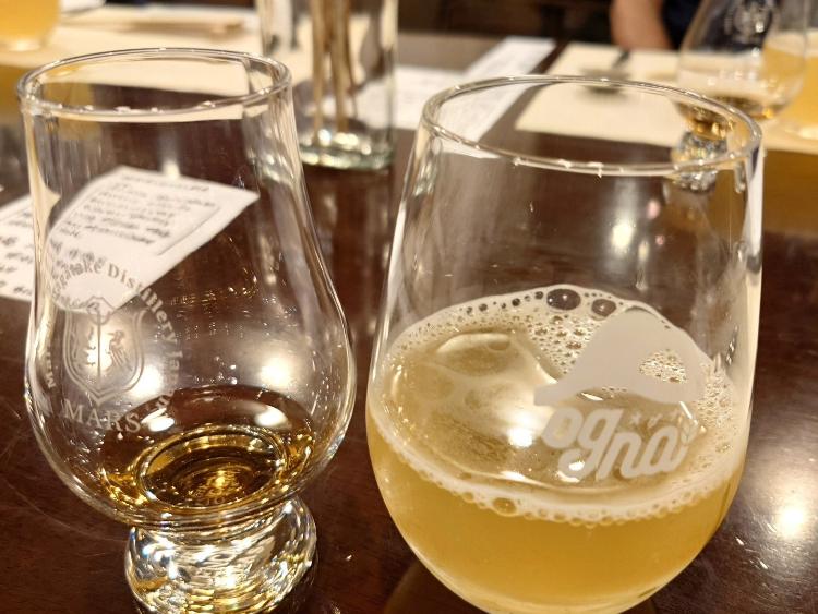地元産二条大麦を使用したウイスキーとビールの試飲の様子