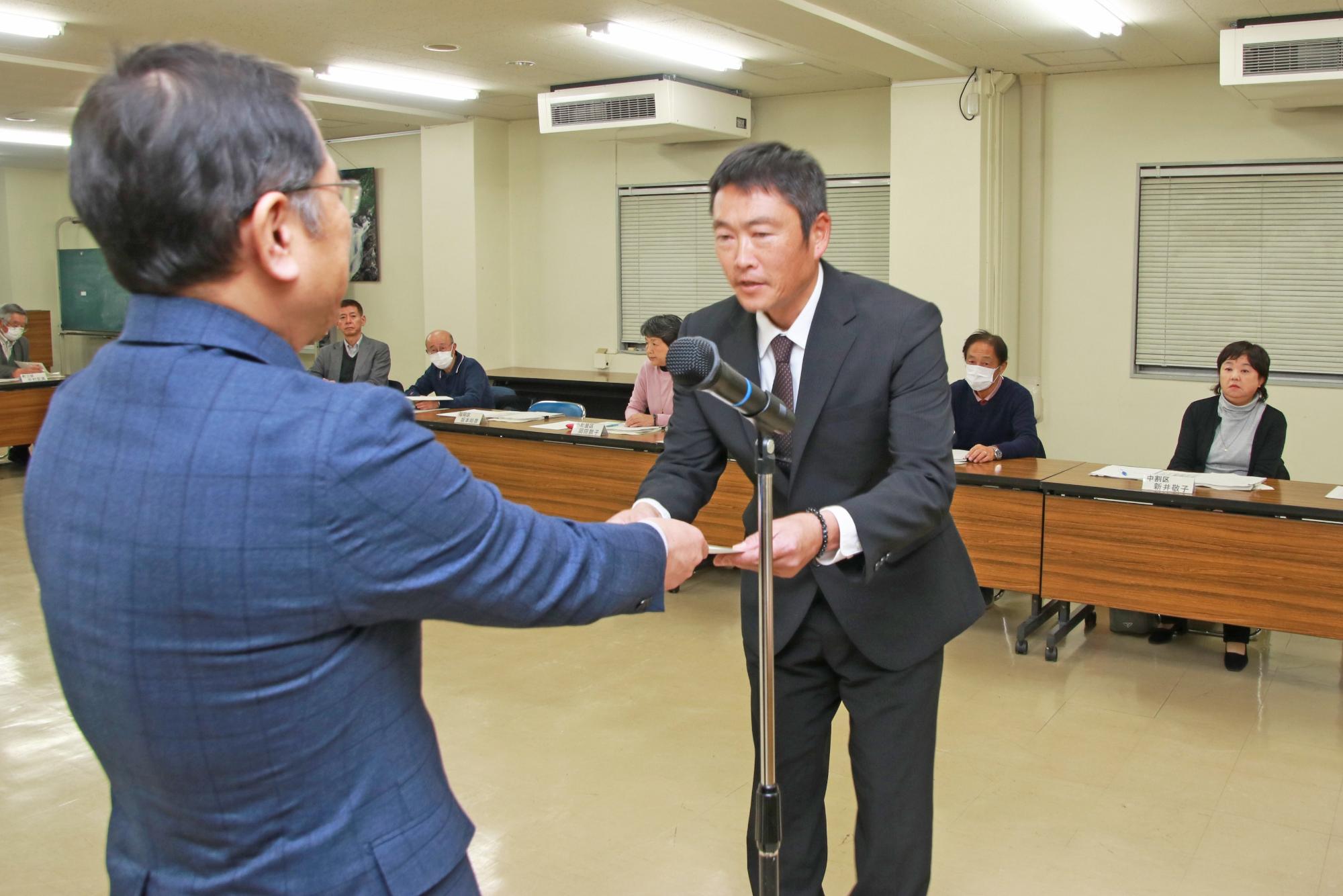自治組織の在り方検討会委員への委嘱書交付