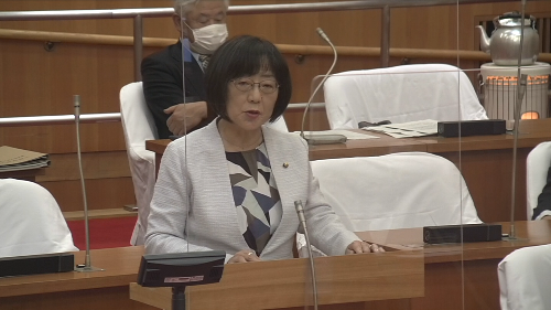 一般質問をする氣賀澤葉子議員