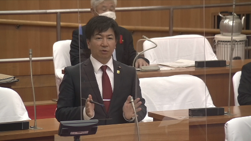 一般質問をする松崎剛也議員