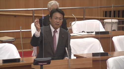 一般質問をする宮下稔議員