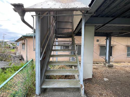 玄関へ続く階段