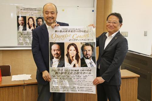 ポスターを手に音楽祭をPRする佐野さん（左）と伊藤市長