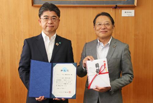 ケイティケイ株式会社の青山社長（左）と伊藤市長