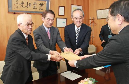 伊那春秋第4号を寄贈する（左から）下島大輔さん、酒井茂さん、岩崎靖さん