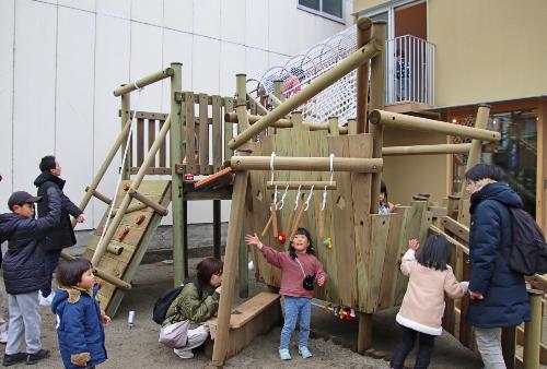 園外の遊具で遊ぶ子どもたち